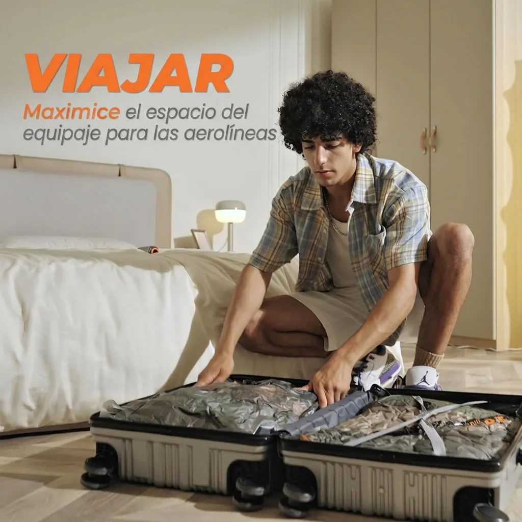 Persona organizando una maleta con bolsas al vacío para maximizar el equipaje