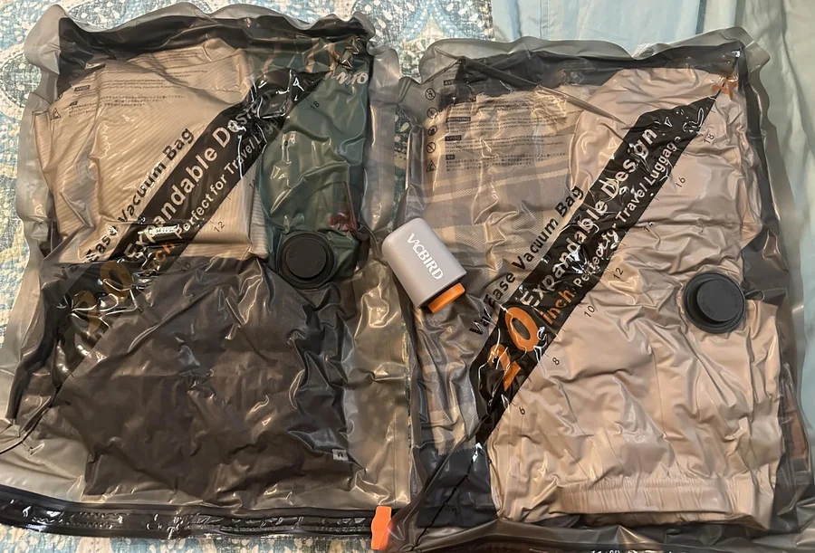 Foto de una clienta: dos bolsas al vacío con ropa comprimida y la bomba